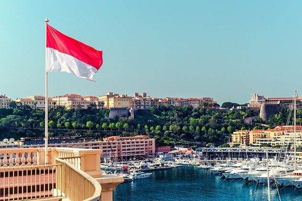 Quốc kỳ Monaco giống hệt quốc kỳ của Indonesia, nhưng theo một số người, thì cờ của quốc gia Đông Nam Á... to hơn 1 chút.