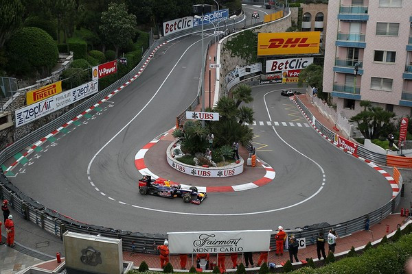 Nếu như đường đua của Singapore chỉ là 1 góc thành phố, thì ở Monaco, đường đua F1 chạy bao quanh đất nước với những con đường hẹp, dốc và cua tay áo - thử thách cho bất kỳ tay đua chuyên nghiệp nào.