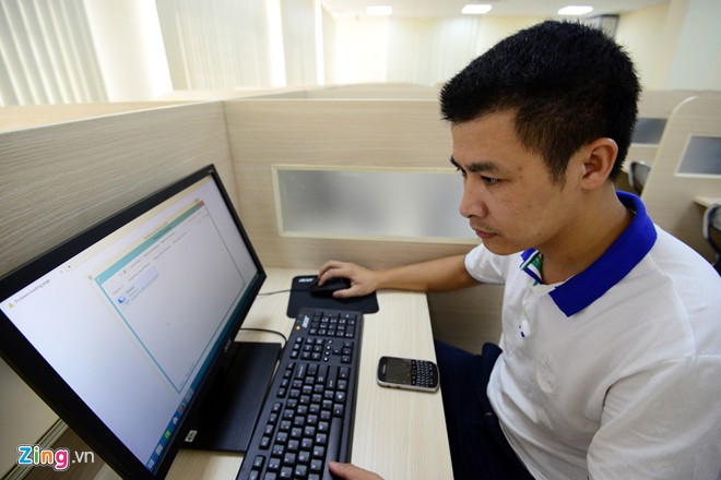 Các thao tác trong phòng thi đơn giản, khi mở công tắc nguồn, tất cả máy tính trong phòng sẽ được khởi động. Thí sinh ngồi vào bàn và thực hiện bài thi 100% trên máy tính.
