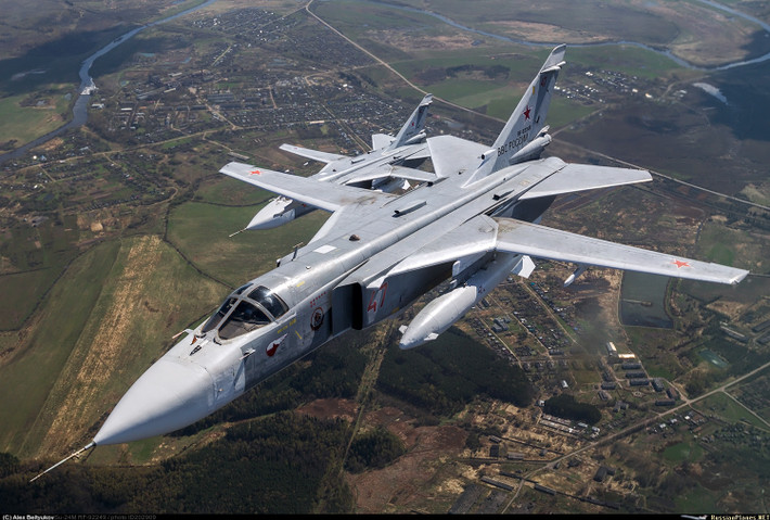 Chiếc máy bay đầu tiên của Nga rơi ở chiến trường Syria là tiêm kích bom Sukhoi Su-24M. Chiếc chiến đấu cơ này của Nga bị tiêm kích F-16 của Thổ Nhĩ Kỳ bắn hạ gần biên giới giữa Syria và Thổ Nhĩ Kỳ vào ngày 24/11/2015. Nguồn ảnh: Wiki.