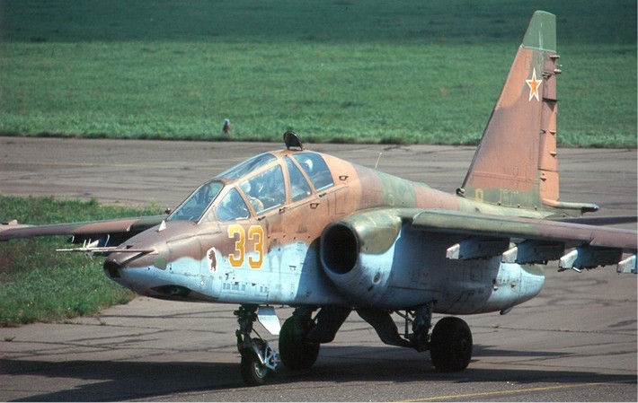Ngày 3/2/2018, máy bay Su-25 của Nga trong một chuyến bay tuần thám đã bị bắn hạ bởi phiến quân. Phi công duy nhất trên chiếc Su-25 nhảy dù và tiếp đất an toàn, sau đó đã dùng súng ngắn chống trả lại toán IS dưới mặt đất và cuối cùng tự tử bằng một trái lựu đạn. Nguồn ảnh: Thearchive.
