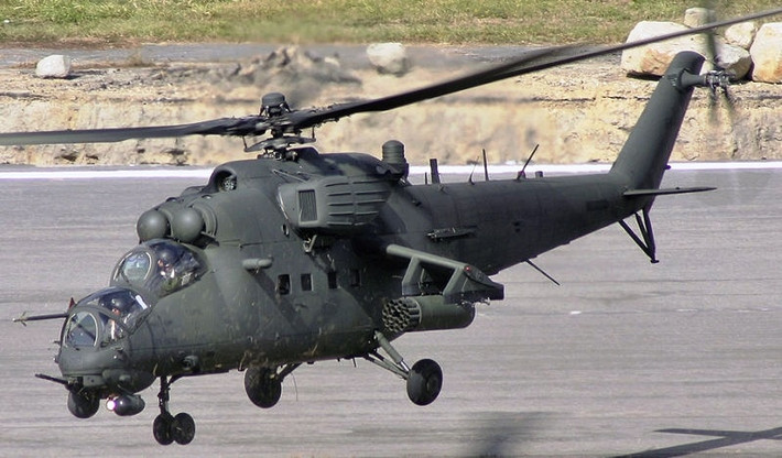 Ngày 3/11/2016, trực thăng Mi-35 của Nga phải hạ cánh khẩn cấp gần thành phố Palmyra của Syria do sự cố kỹ thuật. Khi đang ở trên mặt đất, chiếc Mi-35 này đã bị tấn công và bị phá huỷ bằng hoả lực pháo phản lực của đối phương. Phi hành đoàn đã nhanh chóng trốn thoát và được đưa về căn cứ an toàn ngay sau đó. Nguồn ảnh: Force.