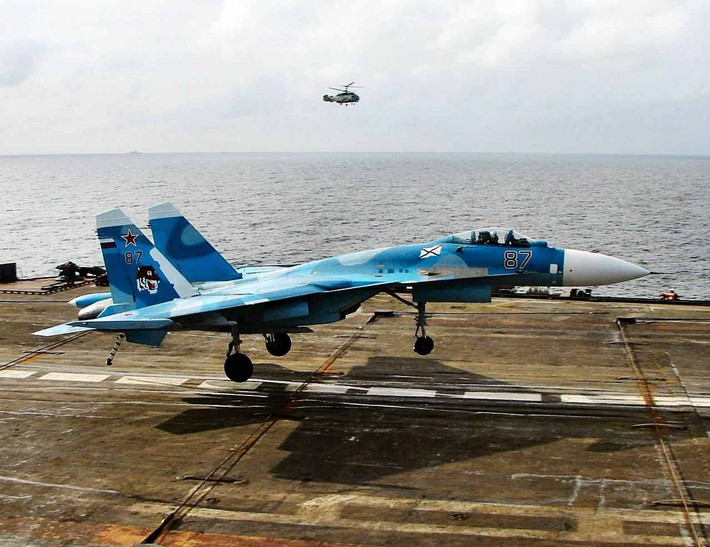 Ngay sau đó vào ngày 3/12/2016, đến lượt phi cơ Sukhoi Su-33 gặp nạn khi hạ cánh xuống Đô đốc hạm Kuznetsov. Phi công thoát ly bằng ghế phóng và an toàn. Nguồn ảnh: Aviation.