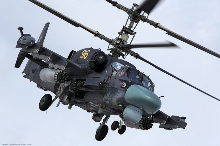 Ngày 7/5/2018, trực thăng Ka-52 của Không quân Nga rơi khi đang bay ở phía Tây Syria, nguyên nhân chưa được làm rõ. Mặc dù Ka-52 là loại trực thăng có ghế phóng thoát hiểm, tuy nhiên toàn bộ phi hành đoàn bao gồm hai người đều thiệt mạng sau vụ tai nạn. Nguồn ảnh: Thearchive.