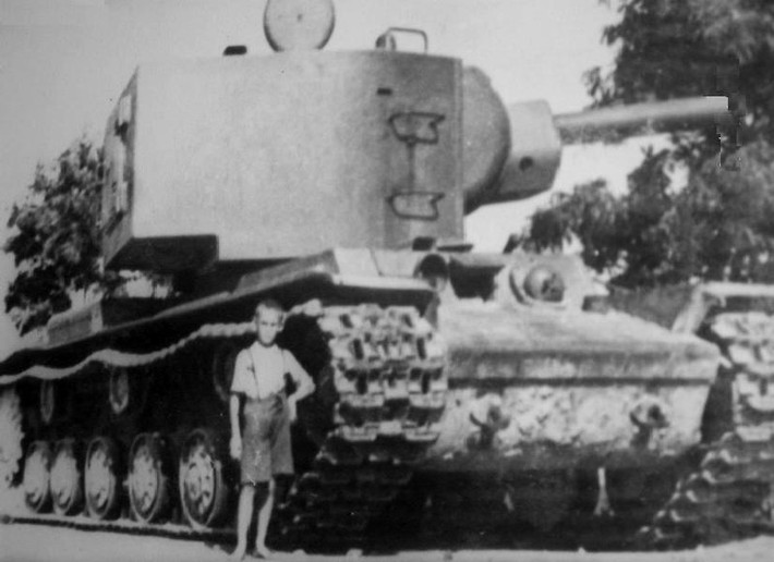 Với chiều cao lên tới gần 4 mét, KV-2 là cỗ xe tăng có chiều cao lớn nhất từng được sản xuất và sử dụng trong Chiến tranh Thế giới thứ hai. Một điều ít ai biết đó là KV-2 ra đời không phải là để đối đầu với xe tăng Đức, và Moscow sản xuất ra xe tăng KV-2 với mục đích chính là chống lại các tuyến phòng thủ kiên cố của người Phần Lan. Nguồn ảnh: Tanks-encyclopedia.