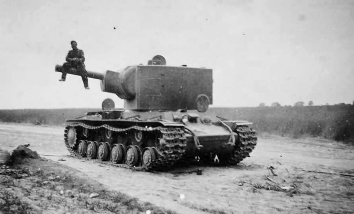 Và thiết kế của KV-2 đã ra đời để làm câu trả lời cho câu hỏi "dùng gì đề diệt boong-ke của Phần Lan?". Bắt đầu từ giữa năm 1939, xe tăng hạng nặng KV-2 bắt đầu được đưa vào sản xuất. Phần tháp pháo có kiểu dáng cực dị của nó thực chất là yêu cầu trong việc đặt khẩu pháo cỡ 152mm. Nguồn ảnh: Tanks-encyclopedia.