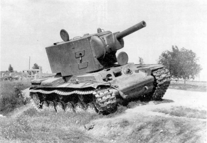 Xe tăng KV-2 là một trong nhiều mẫu xe tăng hạng nặng được Liên Xô phát triển và sử dụng trong Chiến tranh Thế giới thứ hai. Tuy nhiên, điều khiến người ta thắc mắc là tại sao Liên Xô lại chế tạo một chiếc xe tăng có phần kỳ dị như KV-2, và vai trò thật sự của KV-2 trên chiến trường là gì? Nguồn ảnh: Tanks-encyclopedia.