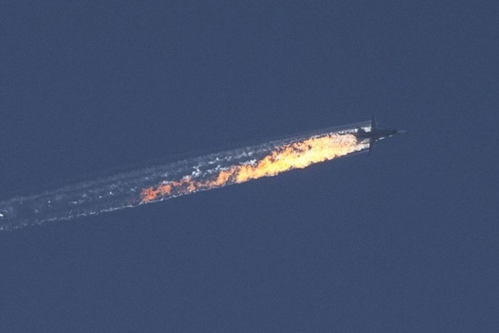 Theo đó mở đầu danh sách các máy bay Nga bị bắn rơi ở Syria là một chiếc tiêm kích bom Sukhoi Su-24M, diễn ra vào ngày 24/11/2015. Trong vụ việc này, Thổ Nhĩ Kỳ đã lên tiếng cáo buộc chiếc Su-24M của Nga xâm phạm không phận của nước này khiến Thổ Nhĩ Kỳ buộc phải điều động một chiếc tiêm kích F-16 đánh chặn. Nguồn ảnh: CNBC.