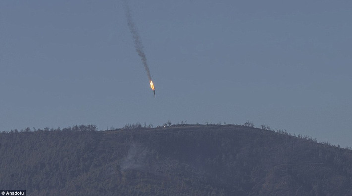 Thỗ Nhĩ Kỳ khẳng định, tiêm kích bom Su-24M của Nga đã không hồi đáp không lưu Thổ Nhĩ Kỳ khi xâm nhập vào không phận nước này trong vòng 17 giây. Cũng trong thời gian này, chiếc Su-24M đã đi sâu vào không phận Thổ Nhĩ Kỳ tới 2,2 km. Thổ Nhĩ Kỳ khẳng định sau khi cảnh báo 10 lần họ mới khai hoả bắn hạ chiếc Su-24M. Nguồn ảnh: CNBC.