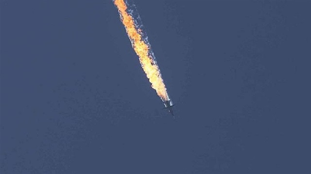 Những hình ảnh về chiếc Su-24M và cũng là chiếc chiến đấu cơ đầu tiên của Nga bị bắn hạ trên chiến trường Syria được ghi lại bởi quân nổi dậy Syria hoạt động tại tỉnh Latakia, miền Bắc Syria. Nguồn ảnh: CNBC.