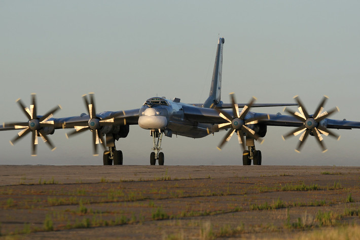 Tiếp đến là loại máy bay ném bom Tu-95MS. Loại máy bay ném bom chiến lược này dù đã được gia nhập biên chế Không quân Liên Xô từ năm 1952 nhưng tới nay vẫn là một trong những loại máy bay ném bom chiến lược già cỗi và nguy hiểm nhất thế giới. Nguồn ảnh: BI.