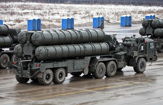 Nga từng khẳng định hệ thống radar của S-400 hoàn toàn có khả năng phát hiện máy bay tàng hình và tác chiến chống áp chế điện tử. Tốc độ tối đa của mục tiêu mà S-400 có thể phát hiện được lên tới 4800 mét/giây - tương đương với khoảng Mach 15 và Mỹ hiện nay không có loại tên lửa nào vượt qua được tốc độ này. Nguồn ảnh: BI.
