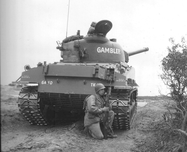 Bằng chứng là những chiếc M4 Sherman đầu tiên được Mỹ gửi sang Liên Xô theo chương trình viện trợ giữa hai nước vẫn "làm ăn" rất tốt trên chiến trường khi phải đối mặt với các xe tăng đời cũ của Đức. Chỉ khi gặp các xe tăng đời mới hơn, xe tăng hạng nặng sau này Đức đưa ra mặt trận, nòng phoá 75mm mới trở nên vô dụng. Nguồn ảnh: Thearchive.