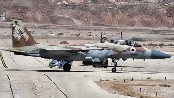 Không quân Israel cũng sở hữu một số lượng đáng kể loại chiến đấu cơ F-15E Strike Eagle. Đây là phiên bản F-15 được thiết kế riêng cho các nhiệm vụ tầm xa, tác chiến tốc độ cao, cảnh giới hay tác chiến điện tử. Nguồn ảnh: Pinterest.