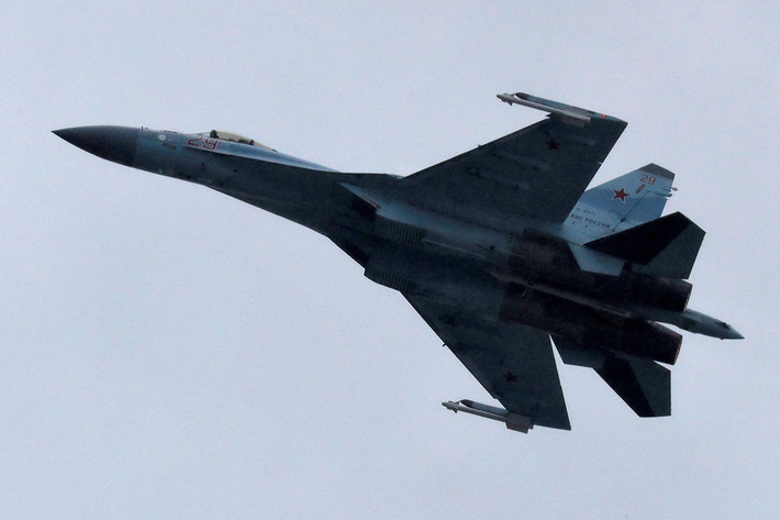 Loại vũ khí khiến Mỹ phải sợ đầu tiên phải nhắc tới là chiến đấu cơ Sukhoi Su-35 hay còn được biết tới với cái tên Flanker-E. Đây là loại chiến đấu cơ cả Nga và Trung Quốc đều đang sở hữu và là một trong những chiến đấu cơ thế hệ 4++ đủ sức "vít cổ" chiến đấu cơ thế hệ 5. Nguồn ảnh: BI.