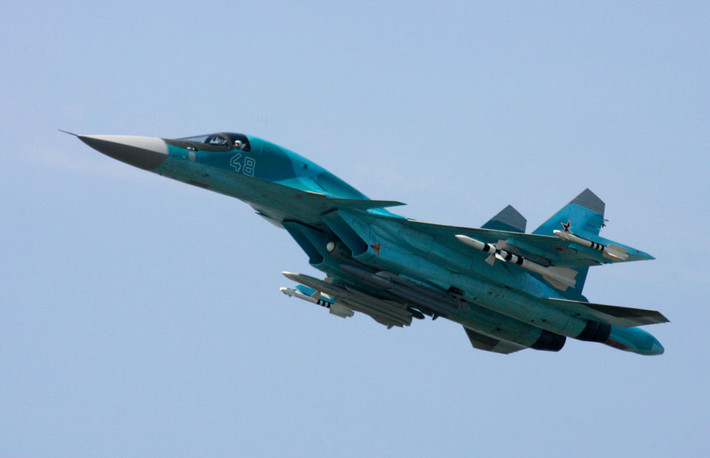 Tiếp đến là Sukhoi Su-34. Đây là loại tiêm kích - bom siêu âm, tầm trung, có khả năng hoạt động trong mọi thời tiết. Su-34 có hai ghế ngồi, được thiết kế chuyên để tấn công các mục tiêu mặt đất và mục tiêu biển, đây cũng là loại chiến đấu cơ từng có màn trình diễn xuất sắc trên chiến trường Syria. Nguồn ảnh: BI.