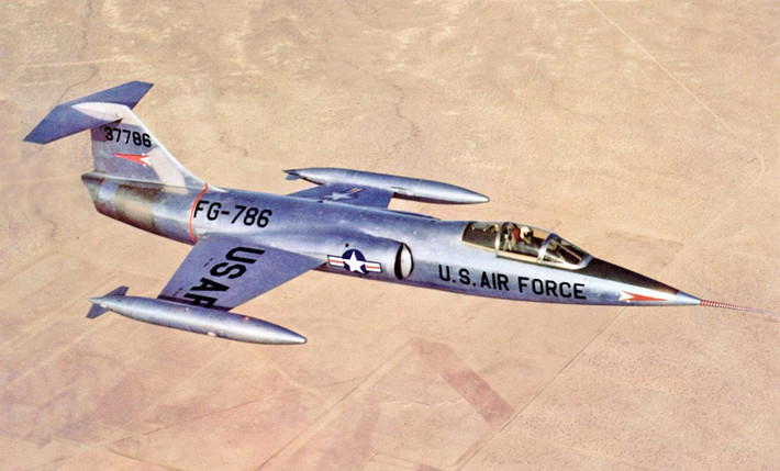 Một trong hai chiến đấu cơ tệ nhất trong lịch sử Quân đội Mỹ chính là loại F-102 Delta Dagger. Không quân Mỹ đã từng sở hữu 1000 chiếc chiến đấu cơ loại này và nó được xếp vào loại tiêm kích đánh chặn. Nguồn ảnh: Wiki.