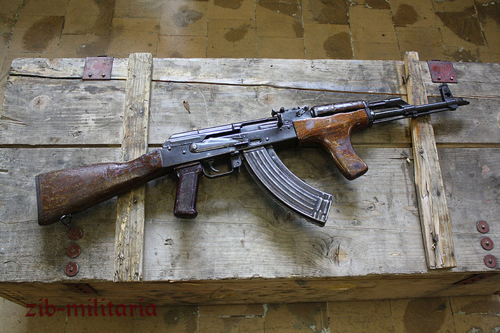 Từng đó lý do cũng đủ để khiến súng AK-47 không còn là lựa chọn tốt nhất của người lính trên chiến trường. Trong tương lai, khẩu AK-47 sẽ vẫn xuất hiện trong các cuộc xung đột với ưu thế là thứ vũ khí rẻ tiền, dễ kiếm và sát thương cao tuy nhiên, chắc chắn nó sẽ không còn có độ hiệu quả chết người như trong quá khứ. Nguồn ảnh: Pinterest.