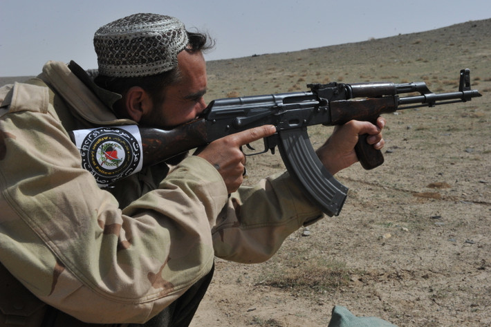 Khẩu AK-47 thực sự không bền như quảng cáo. Theo nghiên cứu của các nhà khoa học phương Tây, khẩu AKM do Liên Xo sản xuất chỉ có độ bền khoảng 100.000 phát bắn. Sau khi vượt qua ngưỡng này, súng sẽ mất đi độ ổn định vốn có của nó. Nguồn ảnh: Viktork.