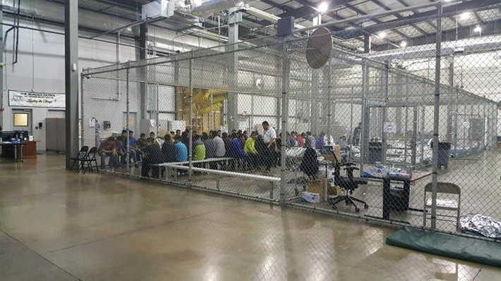 Theo chính sách “không khoan nhượng” của ông Trump, tất cả những người nhập cư bất hợp pháp bị bắt khi vượt biên giới Mỹ - Mexico sẽ bị xét xử hình sự.