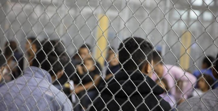 Việc chia tách và trông giữ trẻ em ở biên giới phía nam giáp với Mexico đã gây ra sự phẫn nộ ở Mỹ cũng như làn sóng lên án từ nước ngoài khi truyền hình và các mạng xã hội lan truyền những đoạn video trẻ em bị tập trung vào những chiếc lồng sắt lớn và gào khóc đòi gặp cha mẹ.