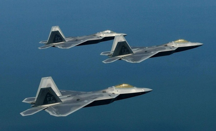 Raptor được phát triển từ cuối những năm 1970 với mục đích khôi phục vị thế thống lĩnh trên không của Mỹ, điều mà trước đây nước này đã đạt được nhờ F-15C Eagle nhưng sau đó 10 năm lại bị soán ngôi bởi sự ra đời của Su-27 Flanker và MiG-31 Foxhound do Liên Xô chế tạo.