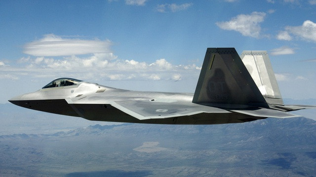 F-22 được trang bị hệ thống radar mảng pha cực mạnh AN/APG-77v1 có khả năng phát hiện mục tiêu cỡ 1m2 ở khoảng cách 240km, phi công chỉ việc ấn nút khai hỏa tên lửa AIM-120D có tầm bắn lên tới 180km để tiêu diệt mục tiêu khi đối thủ còn chưa nhận ra sự hiện diện của nó trong khu vực. Ngoài pháo 6 nòng M61A2, F-22 Raptor có ba khoang vũ khí nằm trong thân và các giá treo bên ngoài. Để không chiến, F-22 sẽ mang theo 6 tên lửa AIM-120C AMRAAM tầm bắn 120km và hai tên lửa AIM-9 Sidewinder.