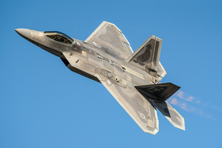 Động cơ của F-22 cho phép nó tạo ra nhiều lực đẩy hơn bất kỳ máy bay chiến đấu nào khác. Đối phương khó có thể phát hiện và đuổi kịp F-22. Các hệ thống tác chiến và đối kháng điện tử được trang bị gia tăng đáng kể khả năng sống sót cho F-22. Không quân Mỹ có kế hoạch sử dụng F-22 cho đến năm 2030, đồng thời liên tục duy trì hoạt động nâng cấp cho đến khi nó được thay thế bằng máy bay chiến đấu chiếm ưu thế trên không thế hệ kế tiếp (NGAD).