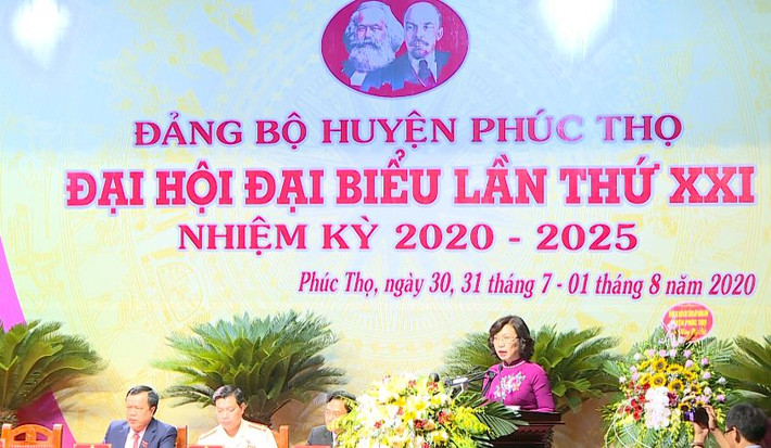 Ban Chấp hành Đảng bộ huyện Phúc Thọ khóa XXI đã tiến hành Hội nghị lần thứ nhất, bầu 11 đồng chí vào Ban Thường vụ Huyện ủy; bầu Bí thư Huyện ủy, Phó Bí thư Huyện ủy, Ủy ban Kiểm tra Huyện ủy và Chủ nhiệm Ủy ban Kiểm tra Huyện ủy. Trong dó, bà Lê Thị Thu Hằng, Bí thư Huyện ủy Phúc Thọ khóa XX, nhiệm kỳ 2015-2020, được tín nhiệm bầu giữ chức Bí thư Huyện ủy khóa XXI, nhiệm kỳ 2020-2025. >>> Mời bạn đọc xem thêm video: Được bổ nhiệm thần tốc, cựu thư ký Bộ trưởng Bộ Công Thương bị “kiểm tra”