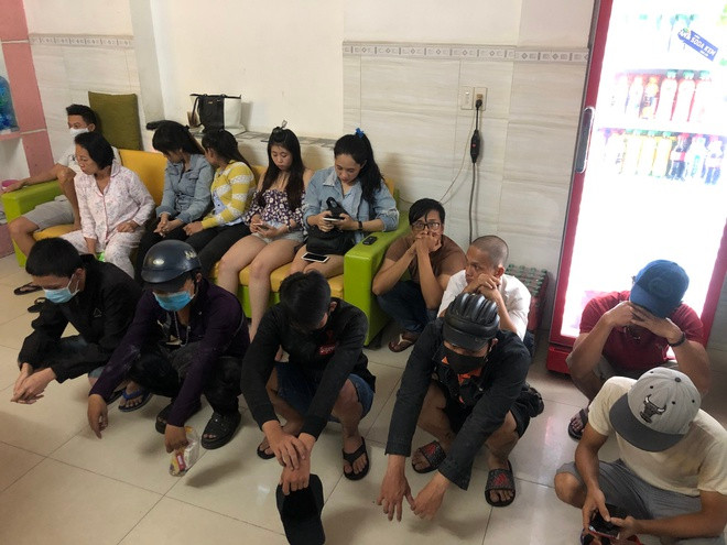 7. Hơn 20 người phê ma túy trong nhà nghỉ: Công an quận Bình Tân (TP.HCM), cho biết vừa lập hồ sơ, xử lý 21 người dương tính với ma túy được cảnh sát phát hiện tại 2 nhà nghỉ, khách sạn trên địa bàn. Nhóm này bị phát hiện tại nhà nghỉ Tú Sương (phường Tân Tạo) và khách sạn Mạnh Dũng (phường Bình Hưng Hòa). Đa số những vị khách này đều không có trong sổ quản lý lưu trú của cơ sở.