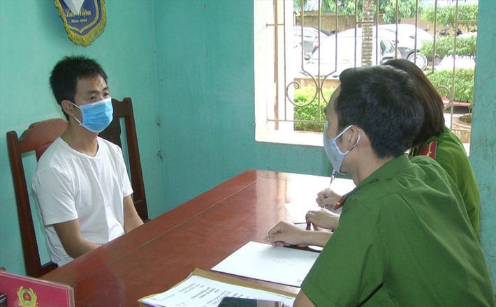 6. Bán khẩu trang ảo, thu tiền thật: Công an huyện Thiệu Hóa (Thanh Hóa) vừa tạm giữ hình sự Đinh Quang Huy (26 tuổi, huyện Thiệu Hóa) vì hành vi “Lừa đảo chiếm đoạt tài sản”. Huy khai, bản thân không có khẩu trang để bán, nhưng lợi dụng dịch COVID-19, Huy đã sử dụng 2 tài khoản facebook của mình là “Nguyen Nam” và “Quang Huy” để rao bán khẩu trang. Khi có người hỏi mua, Huy yêu cầu "đặt cọc" và chiếm đoạt số tiền này.