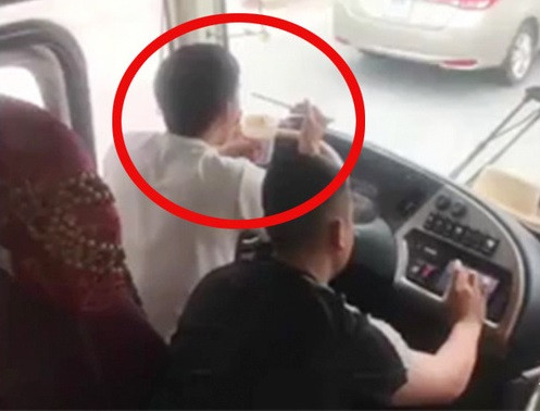 2. Tước giấy phép 2 tháng tài xế lái xe ăn mì tôm: Sở GTVT Nghệ An xử phạt 1,5 triệu đồng và tước giấy phép lái xe 2 tháng tài xế Trần Văn Bình, 34 tuổi, Tân Kỳ, Nghệ An. Hợp tác xã cổ phần dịch vụ vận tải hành khách Nghệ An cũng tạm đình chỉ 3 tháng lái xe này. Ngày 3/8, trong lúc lái xe giường nằm trên quốc lộ đoạn qua xã Cẩm Vịnh, huyện Cẩm Xuyên, tỉnh Hà Tĩnh, tài xế Bình vừa dùng khuỷu tay lái xe vừa ăn mì gói.