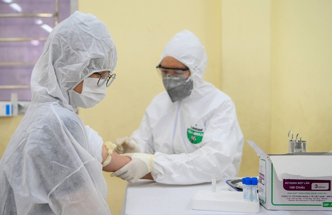 6. Viện Pasteur Nha Trang hết sinh phẩm xét nghiệm COVID-19: Lãnh đạo Viện Pasteur Nha Trang cho biết đơn vị này vừa có văn bản gửi 11 tỉnh, thành miền Trung về việc tạm hoãn tiếp nhận mẫu xét nghiệm COVID-19. Theo đó, Viện hết nguồn sinh phẩm, hóa chất, vật tư tiêu hao nên ngưng nhận mẫu xét nghiệm COVID-19. Tỉnh nào có nhu cầu xét nghiệm thì phải gửi kèm các chất trên.
