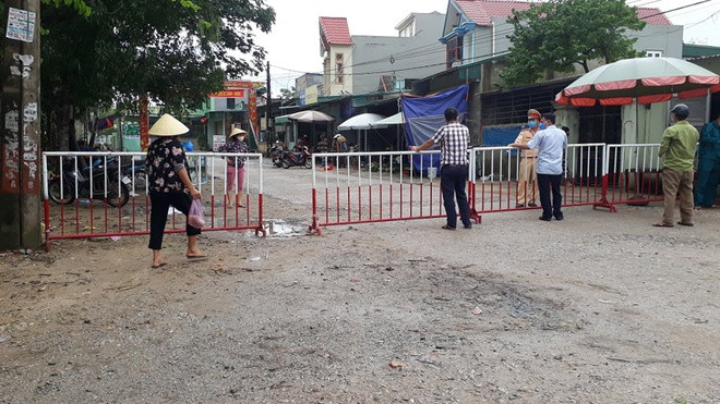 7. Phó chủ tịch xã bị đình chỉ công tác vì lơ là chống dịch: Ông Viên Đình Nam, Phó chủ tịch UBND xã Quảng Hùng (TP Sầm Sơn), bị đình chỉ công tác 15 ngày vì lơ là trong công tác phòng, chống dịch COVID-19. UBND TP đã chỉ đạo ngành y tế xuống địa phương thực hiện cách ly y tế những trường hợp tiếp xúc bệnh nhân nghi mắc COVID. Tuy nhiên, khi nhận được chỉ đạo thì ông Viên Đình Nam lại nêu lý do “trời mưa nên không cùng đoàn tới gia đình có người tiếp xúc gần”.