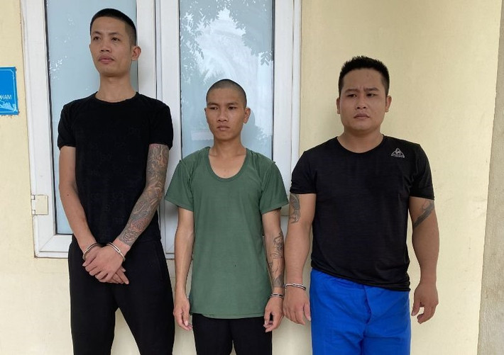 2. Buôn ma túy, xây boong ke sẵn sàng trả thù hàng xóm: Công an huyện Triệu Sơn (Thanh Hóa) đã ập vào phá "boong ke" ma túy tại nhà đối tượng Lê Viết Minh (36 tuổi, trú tại xã Thái Hòa, huyện Triệu Sơn). Minh là đối tượng hình sự cộm cán lâu năm, thường xuyên bán ma túy tại nhà và có người canh gác ở bên ngoài. Minh sẵn sàng trả thù hàng xóm nếu bị báo với công an.