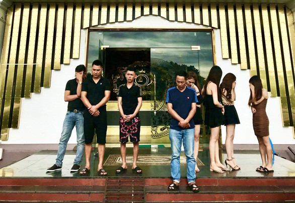 1. Nam nữ Quảng Ninh vẫn xập xình ma túy trong quán karaoke: Dù Quảng Ninh có lệnh cấm mở karaoke để phòng chống COVID-19 nhưng quán karaoke Hoàng Gia tại khu phố Ngô Quyền, thị trấn Quảng Hà vẫn mở. Lực lượng chức năng phát hiện 21 khách (14 nam, 7 nữ) đang nghe nhạc công suất lớn và có biểu hiện sử dụng trái phép chất ma túy. Tang vật thu giữ gồm một túi nilông chứa tinh thể dạng hạt màu trắng, nghi là ma túy và một số vật dụng khác dùng để sử dụng ma túy.