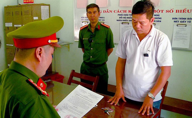 8. Trung tá lừa chạy việc chiếm hàng tỷ đồng: Cơ quan CSĐT Công an tỉnh Khánh Hòa đã bắt tạm giam ông Lê Quang Độ (49 tuổi, ngụ phường Vĩnh Hải, TP Nha Trang, Khánh Hòa) để điều tra hành vi lừa đảo chiếm đoạt tài sản. Từ năm 2013 đến 2015, khi đang là Trung tá, giảng viên Trường Sĩ quan Không quân, ông Lê Quang Độ đã chiếm đoạt 3,9 tỷ đồng của nhiều người bằng thủ đoạn lừa xin việc làm vào các cơ quan nhà nước.