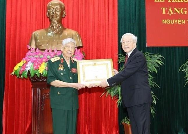 Năm 2019, tại Lễ đón nhận Huy chương 70 năm tuổi Đảng do Tổng Bí thư Nguyễn Phú Trọng trao tặng, nguyên Tổng Bí thư Lê Khả Phiêu chia sẻ: “Lễ trao Huy hiệu 70 năm tuổi Đảng hôm nay như một lời nhắc nhở đối với tôi, mặc dù đã nghỉ công tác nhưng sẽ vẫn tiếp tục thực hiện trách nhiệm của người đảng viên cộng sản đối với sự nghiệp cách mạng của Đảng, của dân tộc trong thời kỳ mới”.