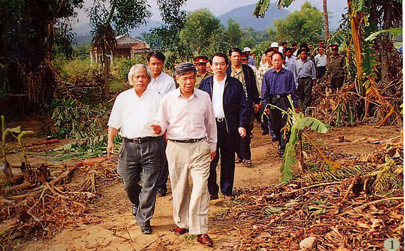 Đến với Hà Giang - mảnh đất địa đầu của Tổ quốc, một tỉnh miền núi nghèo và khó khăn nhất cả nước, Nguyên Tổng Bí thư nhắc nhở: “Phải bảo vệ biên giới của chúng ta hòa bình, hữu nghị, ổn định để phát triển”. (Bài phát biểu tại Đại hội đại biểu Đảng bộ tỉnh Hà Giang lần thứ XIII, ngày 4/12/2000).