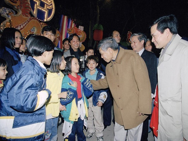 Với thủ đô Hà Nội, Nguyên Tổng Bí thư dành sự quan tâm đặc biệt, ông yêu cầu: “Lời dạy của Bác Hồ là định hướng cơ bản, lâu dài, xuyên suốt trong toàn bộ chủ trương, chính sách, công tác và hành động đối với Đảng bộ và nhân dân Hà Nội”. (Bài phát biểu tại Đại hội đại biểu Đảng bộ thành phố Hà Nội lần thứ XIII, ngày 27/12/2000).