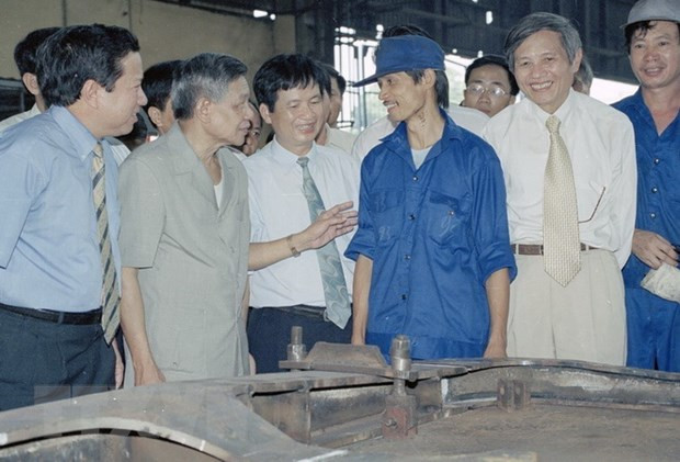 Vì Hà Nội là trái tim của chế độ xã hội chủ nghĩa, là thành trì xã hội chủ nghĩa của cả nước, tiêu biểu cho bản lĩnh chính trị kiên định của nhân dân ta, ông nhấn mạnh: “Những quan điểm mập mờ, do dự về con đường độc lập dân tộc và chủ nghĩa xã hội trên tất cả các lĩnh vực phải được đấu tranh phê phán rõ ràng và sòng phẳng”. (Bài phát biểu tại Đại hội đại biểu Đảng bộ thành phố Hà Nội lần thứ XIII, ngày 27/12/2000).