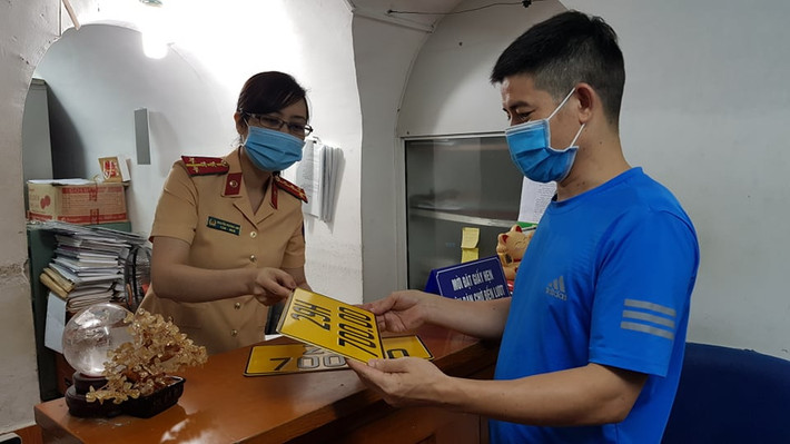 Anh Nguyễn Thanh Tùng (Hà Nội) kinh doanh xe công nghệ cho hay, theo quy định của Nhà nước nên anh chấp hành đầy đủ nên hôm nay anh đến hỏi thủ tục cấp đổi biển mới.