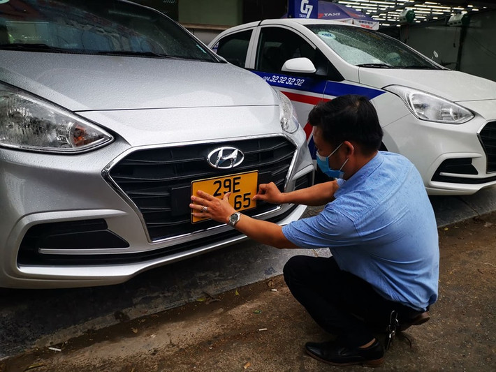 Khi đầy đủ hồ sơ, trong thời hạn 7 ngày, cơ quan đăng ký sẽ được cấp biển vàng cho chủ xe sử dụng theo quy định.