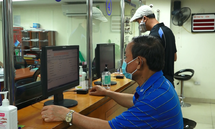 Theo hướng dẫn, thủ tục không khó khăn, khá đơn giản, chỉ cần làm theo các bản kê khai và sau 7 ngày sẽ được cấp biển mới. hướng dẫn kê khai. Trong lúc đổi biển vẫn kinh doanh bình thường. Đổi biển với chi phí 150 nghìn đồng, sau đó anh cần làm bao biển để giữ biển cho bền lâu.