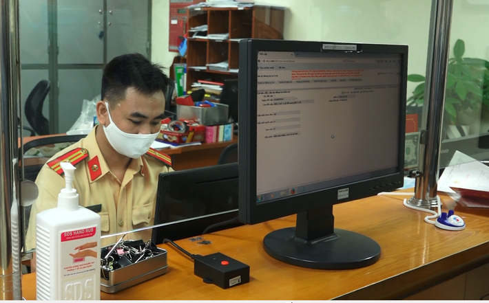 Theo thông tư của Bộ Công an về quy trình đăng ký xe, thu hồi biển số áp dụng từ 1/8, tất cả xe tải, xe khách, taxi, xe hợp đồng phải chuyển sang biển số màu vàng, không loại trừ xe mới hay cũ.