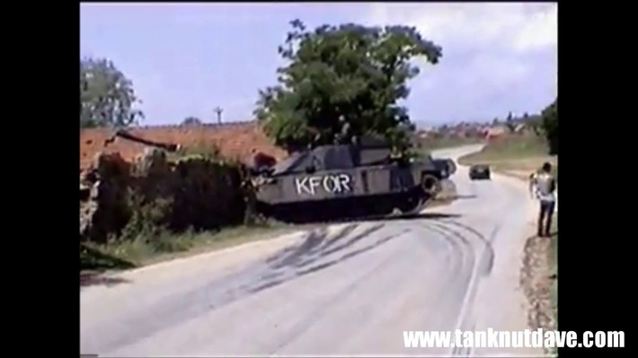 Xe tăng Challenger II của Anh gây tai nạn khi di chuyển với tốc độ quá cao, có thể nhìn rõ vệt phanh xe trên đường tuy nhiên chừng đó vẫn chưa đủ để chiếc xe tăng này dừng lại. Nguồn ảnh: Tanknutdave.