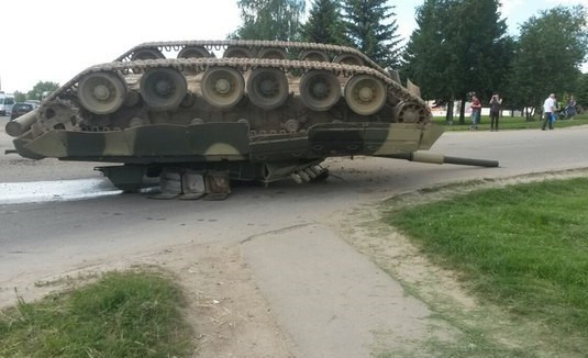 Xe tăng T-80 bị lật úp trên đường khi di chuyển với tốc độ quá cao. Thông thường, mọi loại xe tăng đều có cửa thoát hiểm ở gầm nên kíp lái vẫn có thể thoát ra an toàn. Nguồn ảnh: Militarytech.
