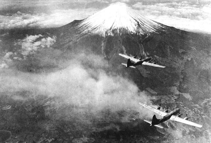 Siêu pháo đài bay trong Chiến tranh Thế giới thứ hai loại Boeing B-29 thuộc Không đoàn 73 ném bom ở ngoại ô Tokyo, phía xa trong bức ảnh chính là núi Phú Sĩ.