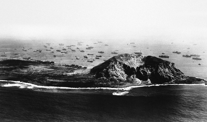 Một góc đảo Iwo Jima - nơi Quân đội phát xít Nhật kháng cự quá mạnh khiến các tướng lĩnh Mỹ nghi ngờ khả năng tác chiến của Thuỷ quân Lục chiến khi đổ bộ lên đất Nhật. Chính sự cứng đầu của lính Nhật tại Iwo Jima đã khiến Mỹ quyết định ném bom nguyên tử để Nhật đầu hàng, kết thúc sớm Chiến tranh Thế giới thứ hai.