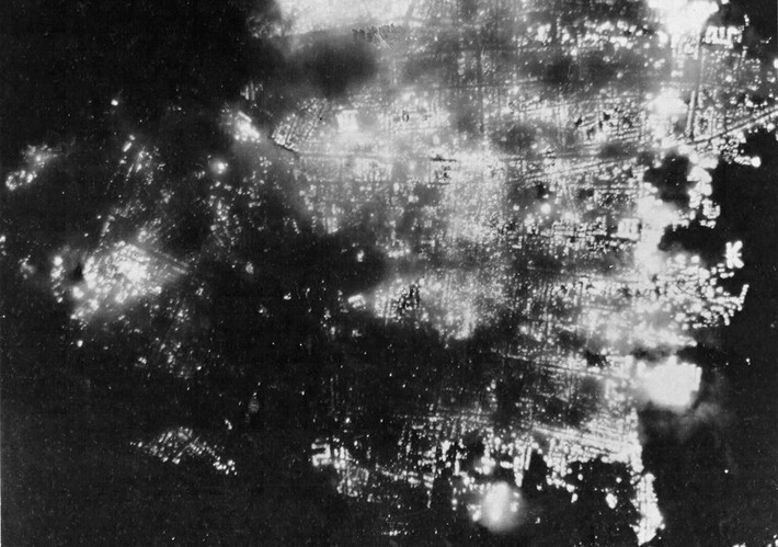 Thành phố Toyama chìm trong biển lửa khi bị Mỹ oanh tạc vào ngày 1/8/1945. Tổng cộng đã có tới 173 máy bay Mỹ ném bom thành phố này chỉ trong đêm ngày 1/8 và tất nhiên, Không quân Nhật không còn gì để đánh chặn các máy bay này.